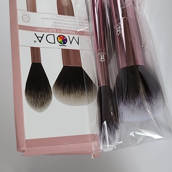 Moda Powder + Soft Glow Brush Set in Rose Gold - Picture 2 of 13